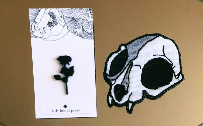 Rose Noir Pin Und Schwarz-Weiß Katze Schädel Patch Bundle Rose Noir Pin Und Schwarz-Weiß Katze Schädel Patch Bundle von ladybonespress