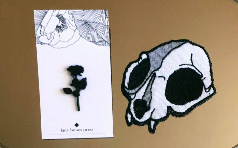 Rose Noir Pin Und Schwarz-Weiß Katze Schädel Patch Bundle Rose Noir Pin Und Schwarz-Weiß Katze Schädel Patch Bundle von ladybonespress