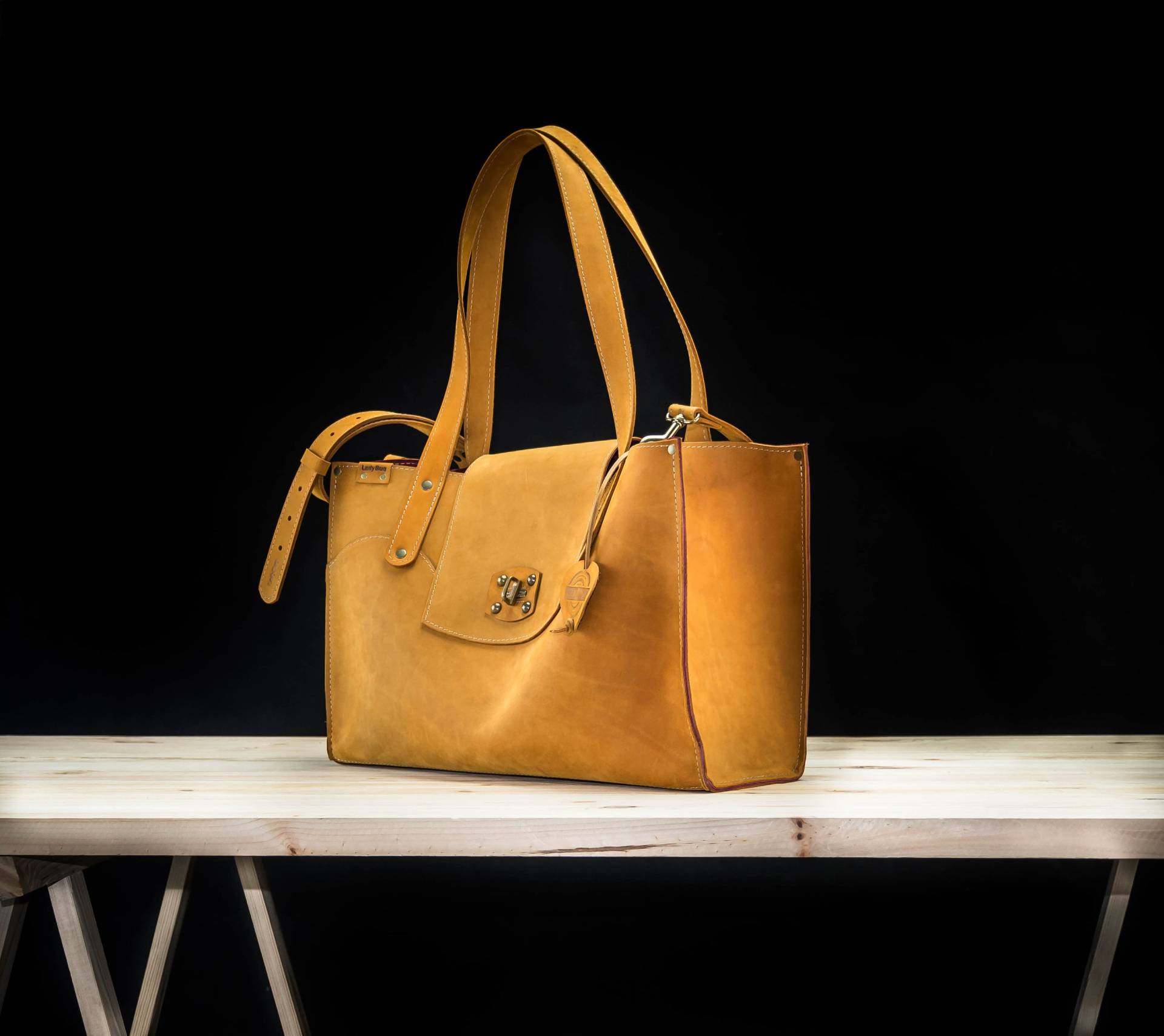 Handgefertigte Leder Tragetasche Personalisierbare Büro Laptop Handtasche von ladybuq