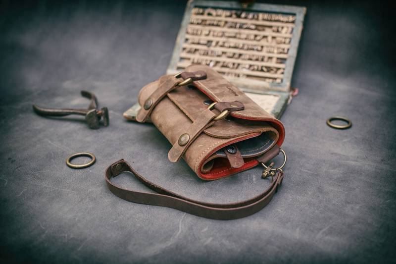 Iphone Hülle Aus Distressed Leder Mit Schlaufe Unisex Geldbörse von ladybuq