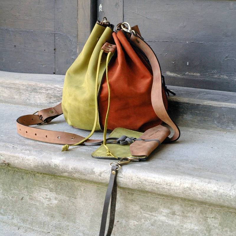 Kleine Plum Lederfrauentasche Baggy Form Maja Ladybuq Art Design von ladybuq