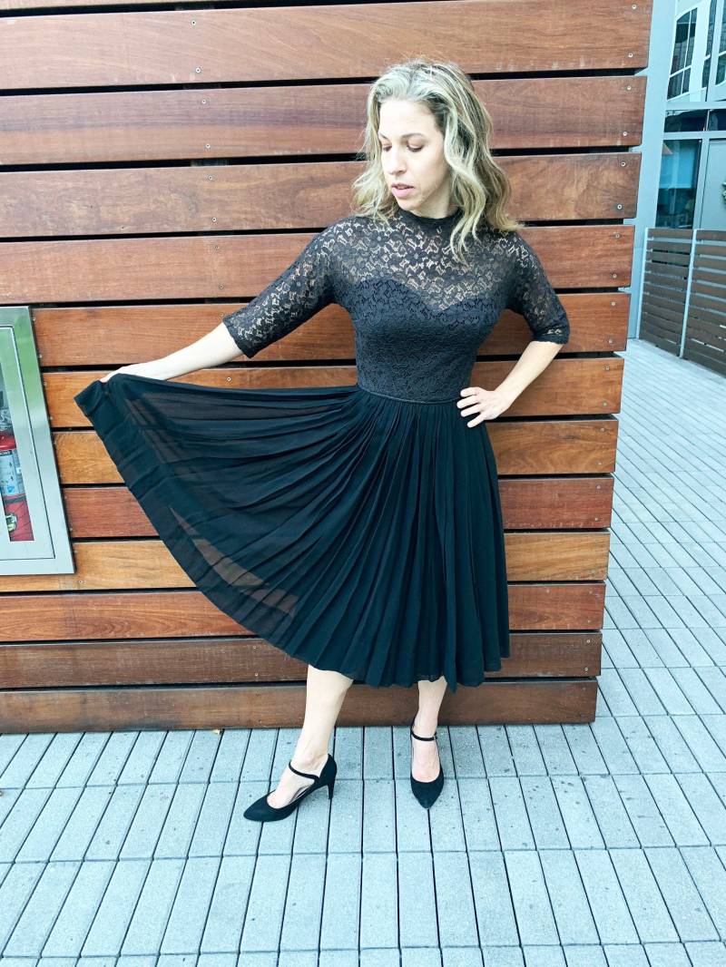 Elegantes Schwarzes Spitzen & Chiffon 50Er Jahre Vintage Cocktailkleid Mit 1/2 Ärmeln Und Hoher Halsgröße Klein Elegantes Schwarzes Spitzen & Chiffon 50Er Jahre Vintage Cocktailkleid Mit 1/2 Ärmeln Und Hoher Halsgröße Klein von ladyjanedesigns