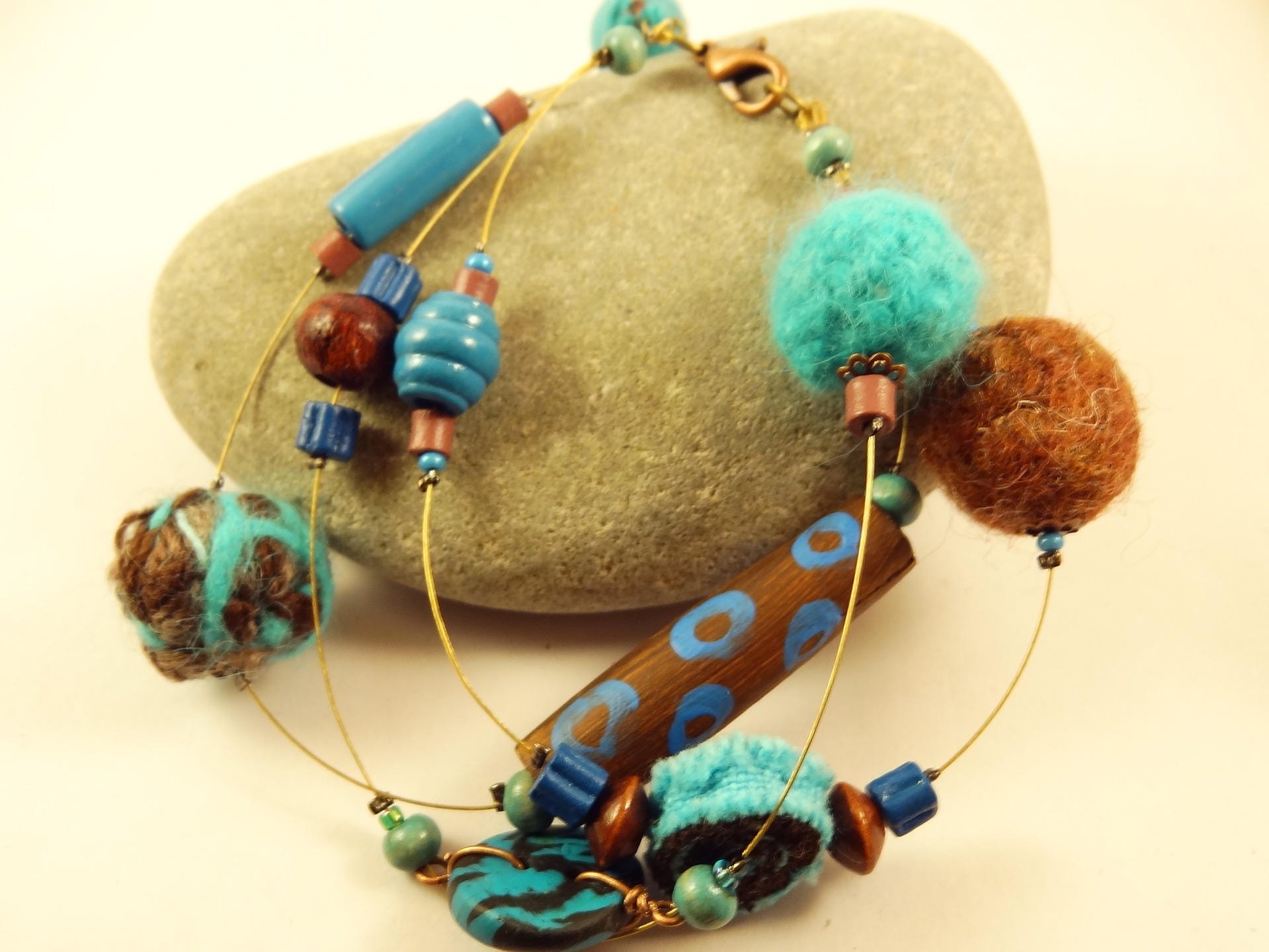 3-Reihiges Armband Mit Holzperlen Und Blauer Brauner Wolle von lafabriquedeCadot