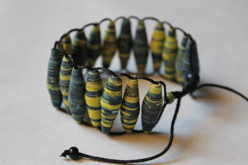 Blaues Und Gelbes Manschettenarmband Aus Handgefertigten Papierperlen von lafabriquedeCadot