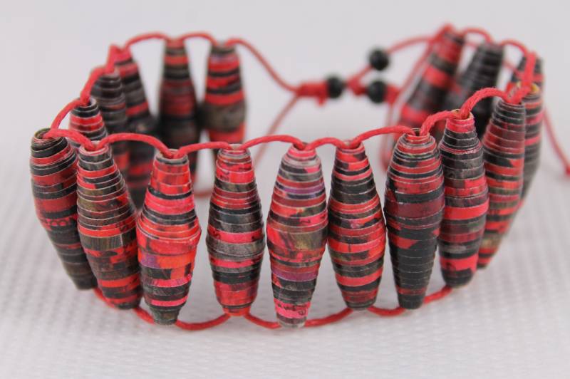 Rot-Schwarzes Manschettenarmband Aus Handgefertigten Gerollten Papierperlen Für Ein Umweltfreundliches Schmuckstück Ohne Abfall von lafabriquedeCadot