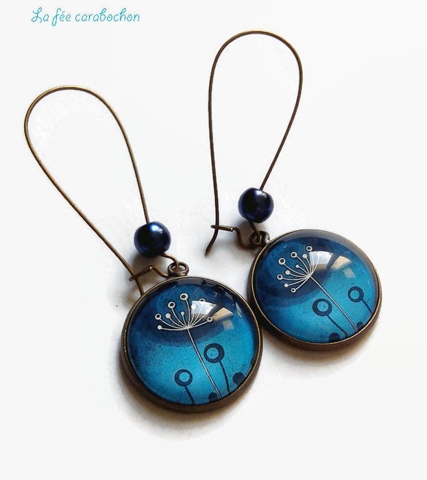 Ohrringe Mit Blauer Pusteblume, Retro-Design in Blau Und Weiß, Inspiriert Von Der Natur, Aus Glascabochon von lafeecarabochon