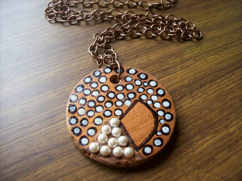 Anhänger Aus Recyceltem Zypressenholz.cremefarbene Perlen.handgefertigte Holzanhängerkette.kupfer Mademoiselle von lainenbois