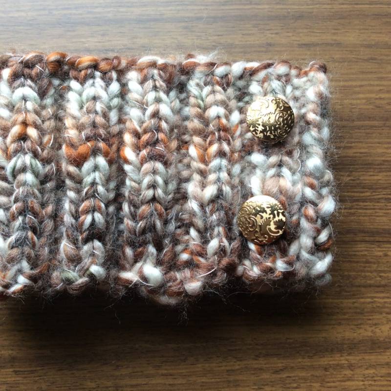 Handgestrickter Kragenwärmer Aus Herbstlichen Tönen. Warmes Dickes Garn.gold Glänzende Knöpfe von lainenbois