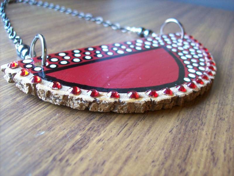 Holz-Anhänger. Goldene Esche. Kastanienbraun Scheibe. Rot Strass. Hämatit von lainenbois