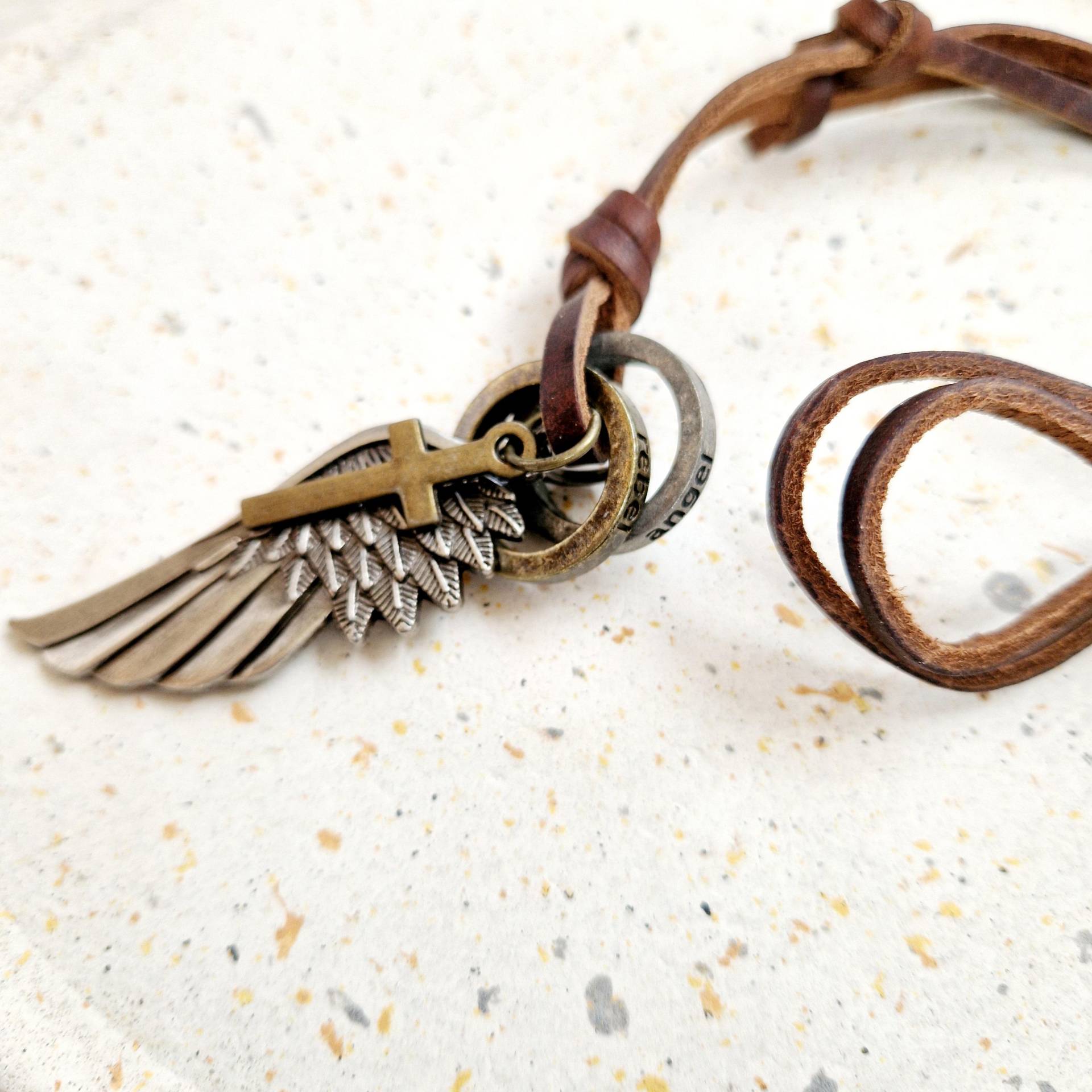 Lederkette Für Männer Engelsflügel & Kreuz in Altsilberoptik, Größenverstellbar, Geschenk Mann, Vatertag, Vintage, Leder Braun von lajomaDesign