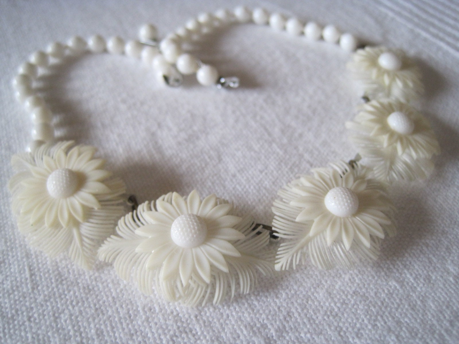 Federleichtes Collier, 50Erjahre, Kunststoffblüten von lajunavintage