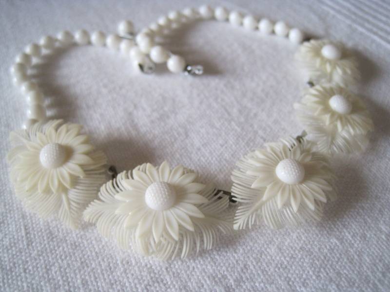 Federleichtes Collier, 50Erjahre, Kunststoffblüten von lajunavintage