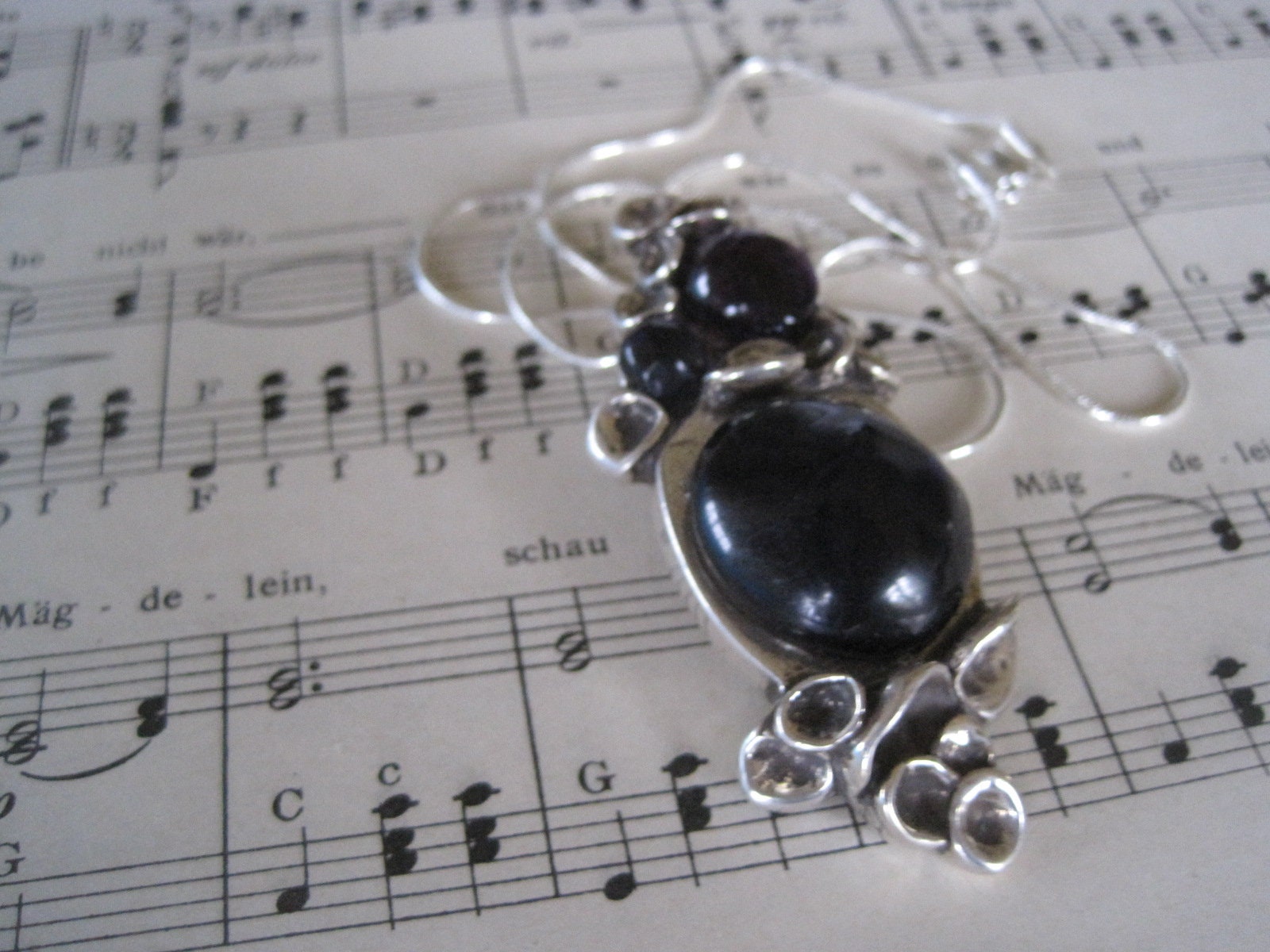 Großer Anhänger Haute Couture Modeschmuck Mit Silberkette von lajunavintage