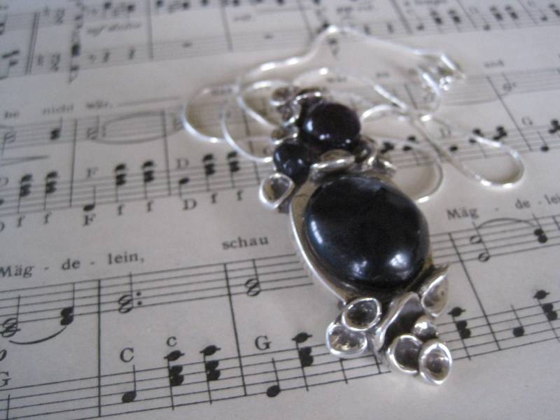 Großer Anhänger Haute Couture Modeschmuck Mit Silberkette von lajunavintage