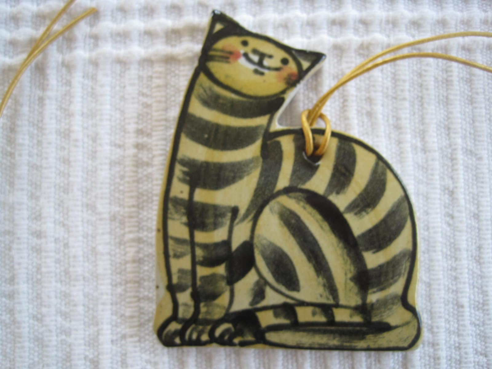 Keramik Katze, Tiger, An Lederband von lajunavintage