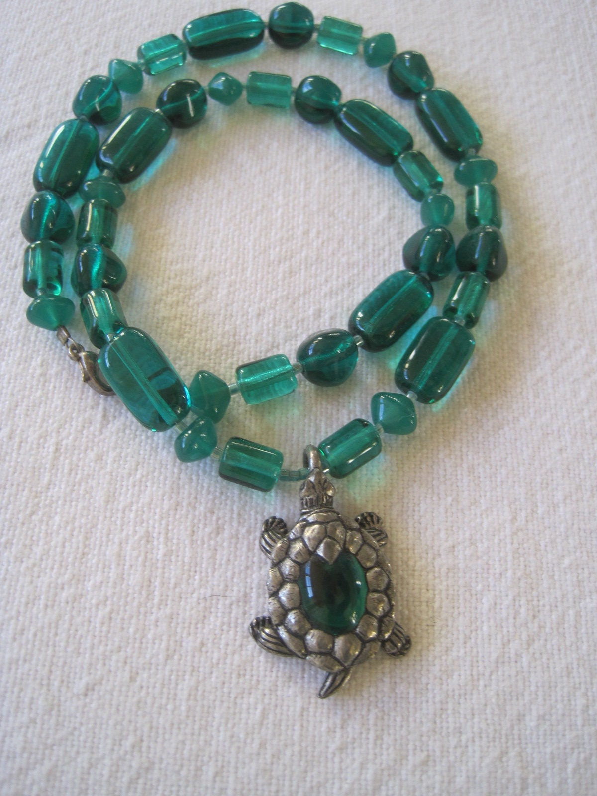 Kette Mit Grünen Glassteinen Und Schildkröten Anhänger von lajunavintage