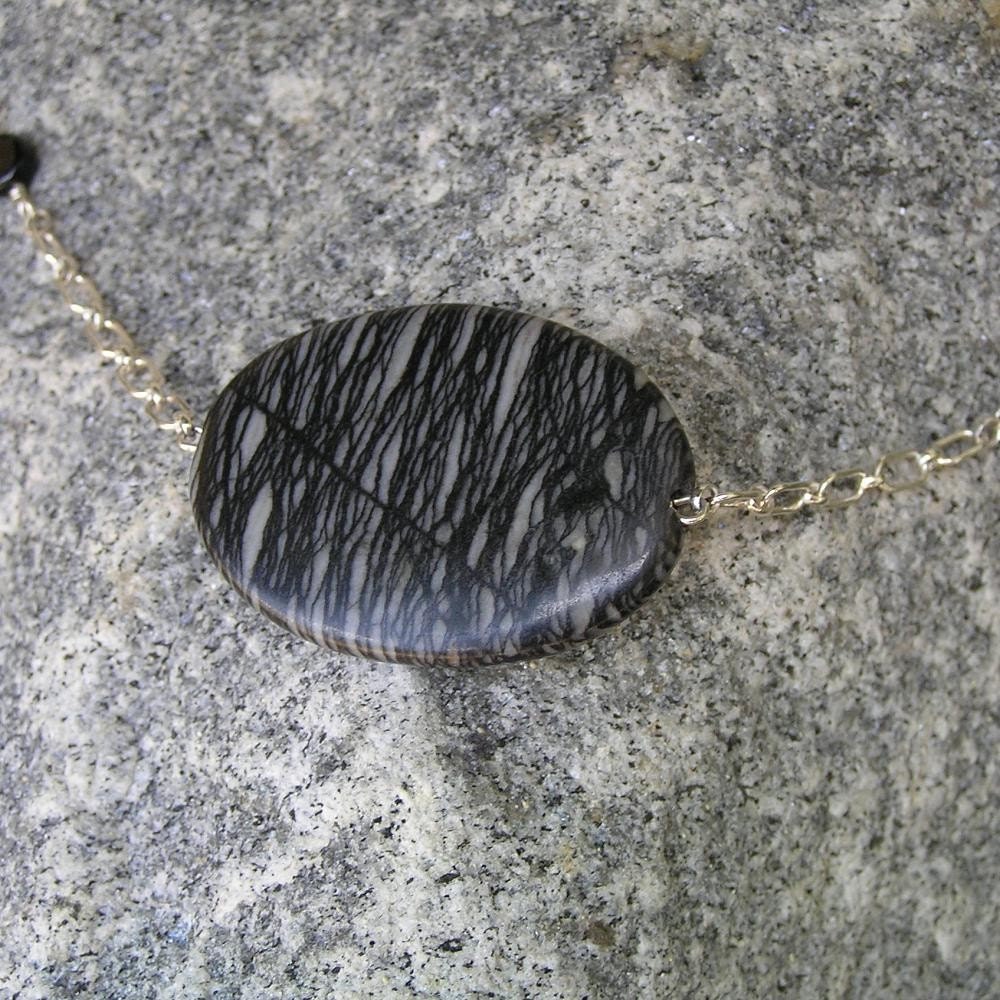 Seidenfäden in Schwarz - Große, Schwarze Geäderten Jaspis Anhänger, Onyxperle Button Perle, Sterling Silber Halskette Seidenfäden in Schwarz - Große, Schwarze Geäderten Jaspis Anhänger, Onyxperle Button Perle, Sterling Silber Halskette von lakreations