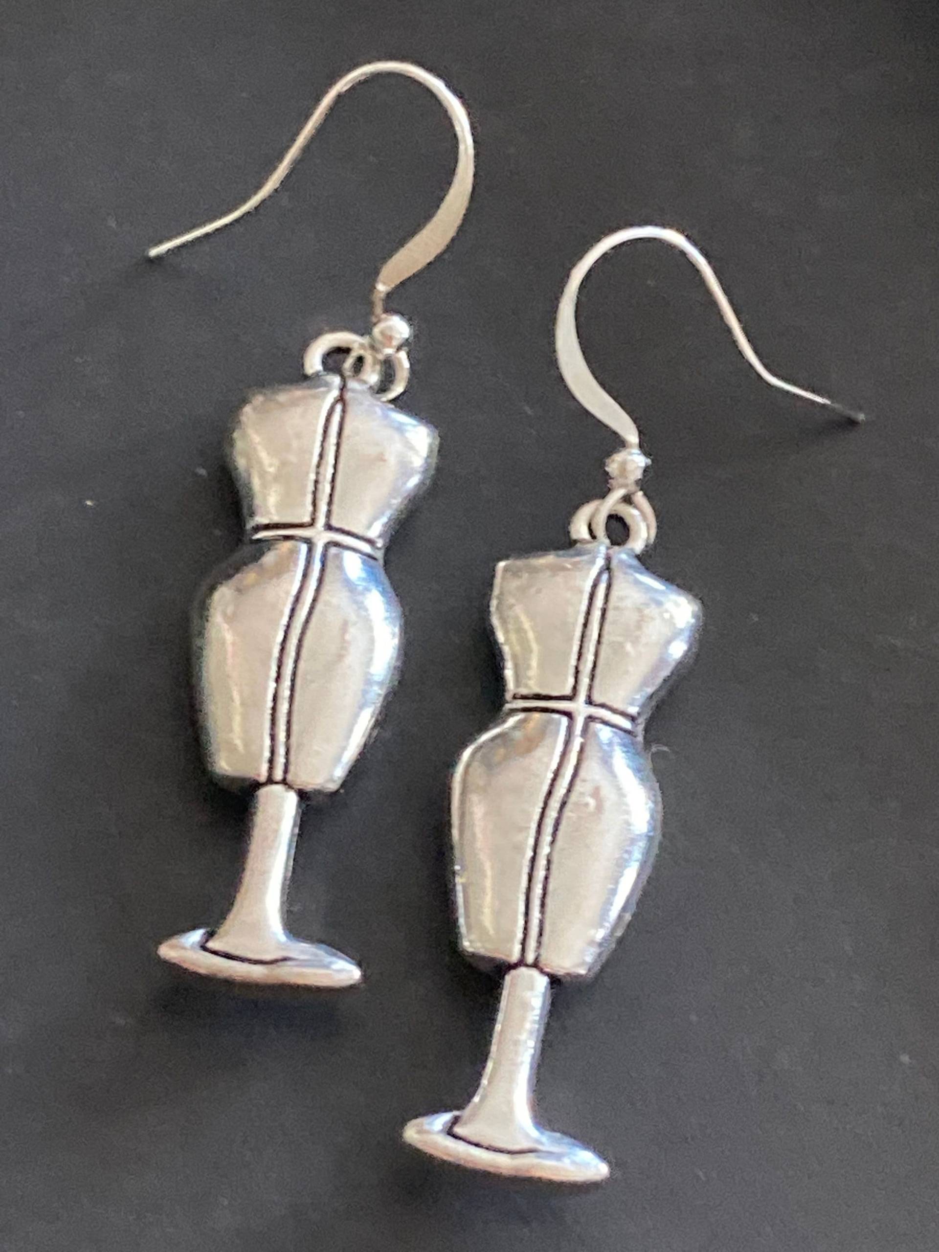 Schneiderinnen Nähen Silberfarbene Schneiderpuppen Ohrringe von lalaVintageJewellery