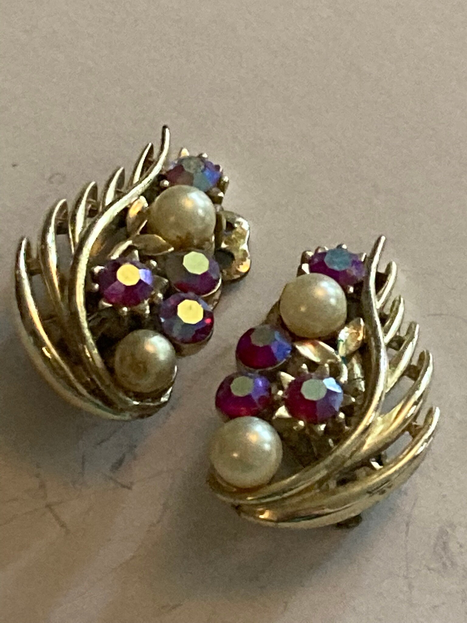 Signierte Lisner Vintage Goldfarben Verzierte Ohrclips Pink Ab Farbig Pastell von lalaVintageJewellery