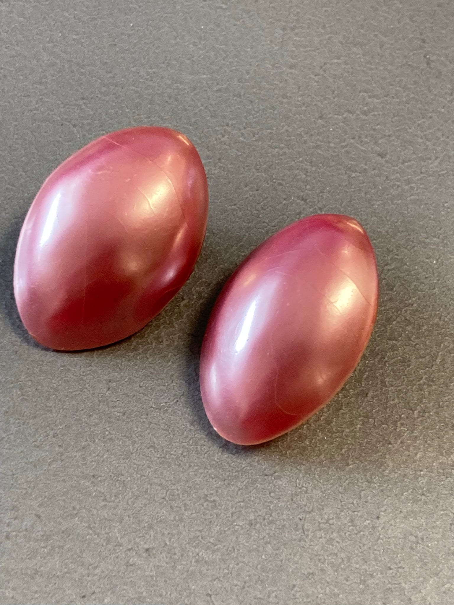 Vintage Kunststoff Rosa Kunstperle Ovale Perle Ohrclips von lalaVintageJewellery