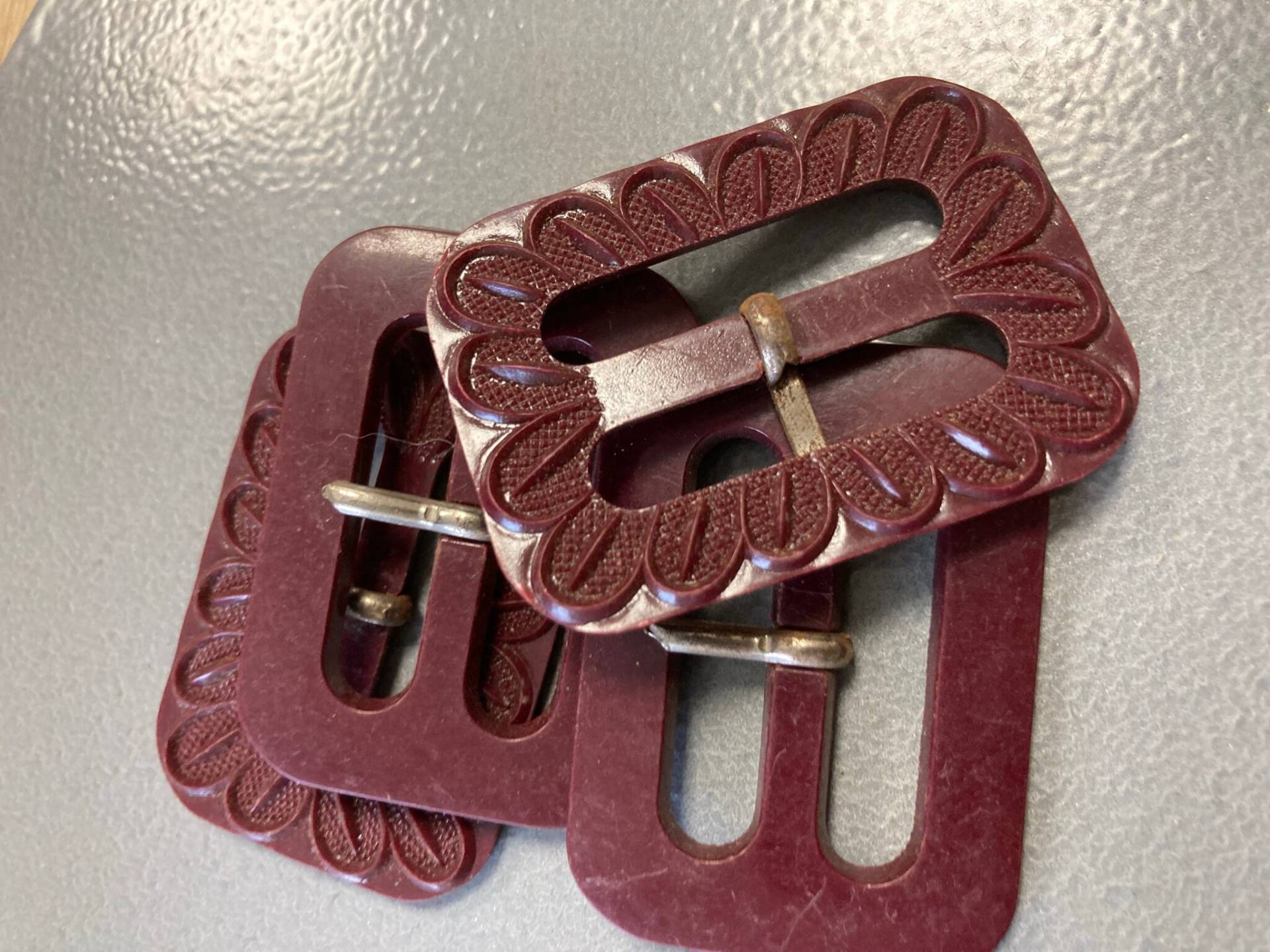 Vintage Kunststoff Zelluloid Gürtelschnalle Dunkelrot Ochsenblut Maroon von lalaVintageJewellery