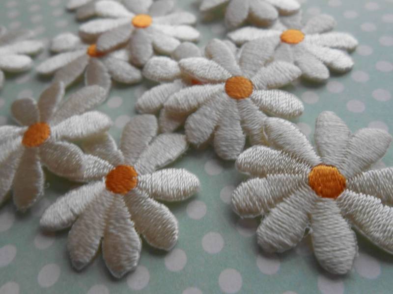 Aufbügeln Gestickte Gänseblümchen Set Von 6 Elfenbein Applikation Patches von lallehandmade