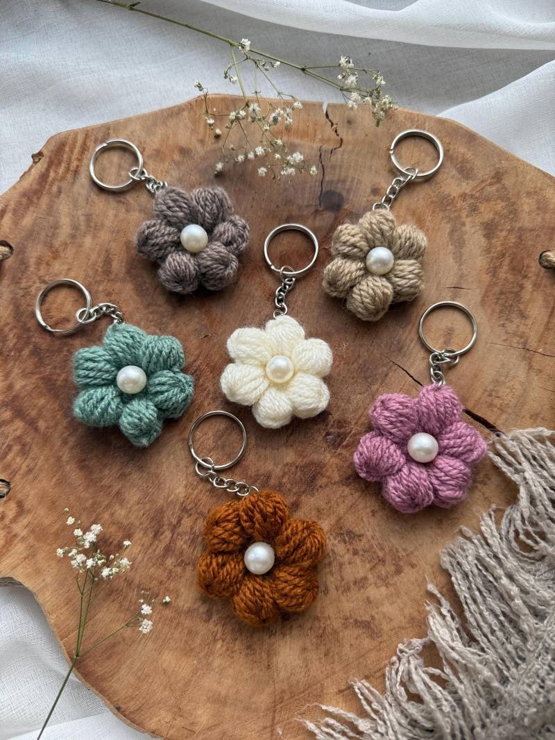 Gehäkelter Blumen Anhänger Mit Perle | Schlüsselanhänger Gehäkelt Geschenkidee Lalovelymakramee Gehäkelter Blumen Anhänger Mit Perle | Schlüsselanhänger Gehäkelt Geschenkidee Lalovelymakramee von lalovelymakramee