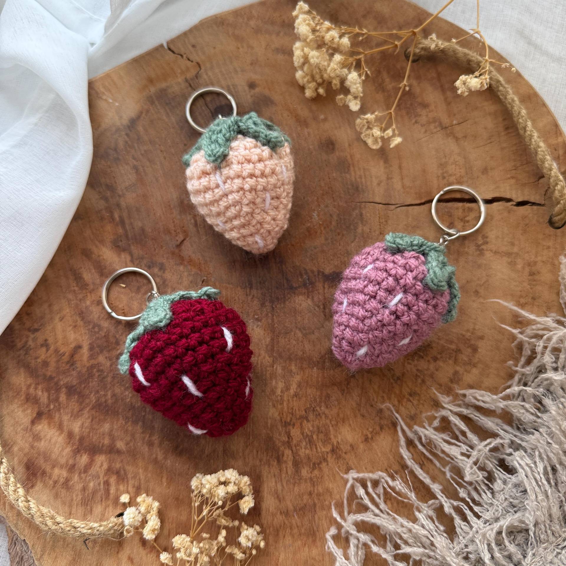 Gehäkelter Erdbeeren Anhänger | Schlüsselanhänger Gehäkelt Geschenkidee Lalovelymakramee von lalovelymakramee