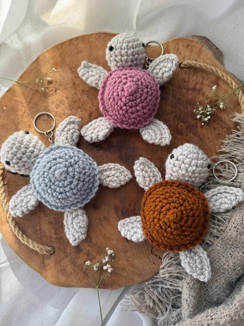 Gehäkelter Schildkröten Anhänger | Schlüsselanhänger Gehäkelt Geschenkidee Lalovelymakramee Gehäkelter Schildkröten Anhänger | Schlüsselanhänger Gehäkelt Geschenkidee Lalovelymakramee von lalovelymakramee