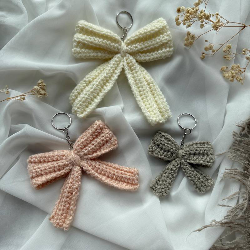 Gehäkelter Schleifen Anhänger - Handgemachter Taschenanhänger Schlüsselanhänger in Schleifenform Geschenk Für Sie von lalovelymakramee