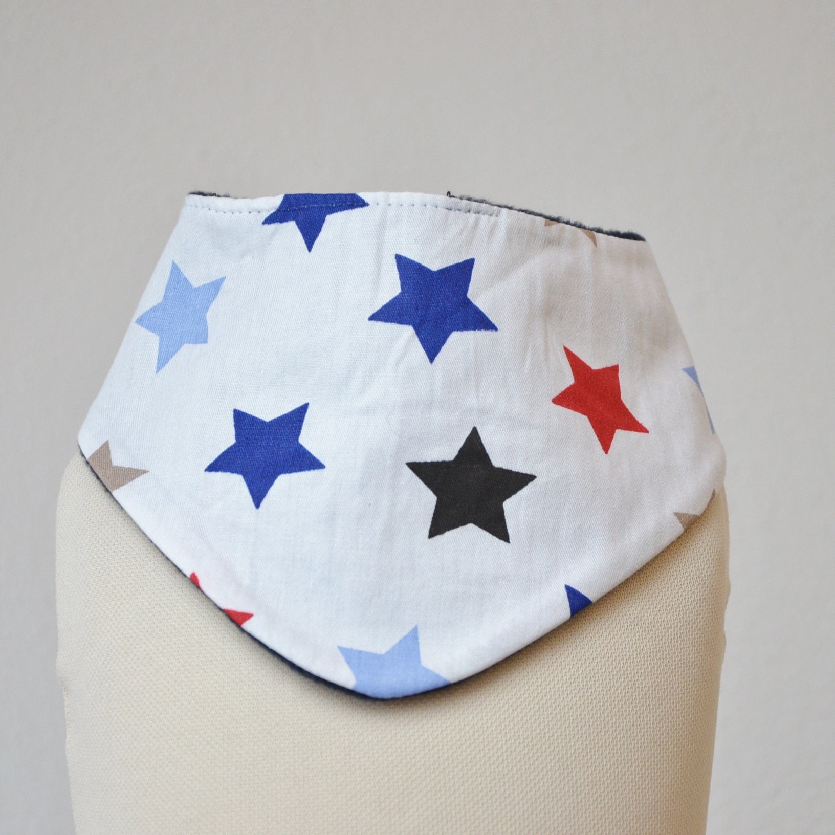 Baby Lätzchen Fleece Sabberlatz Halstuch Sterne Blau Weiß Rot Junge Unisex Kind von lamaika