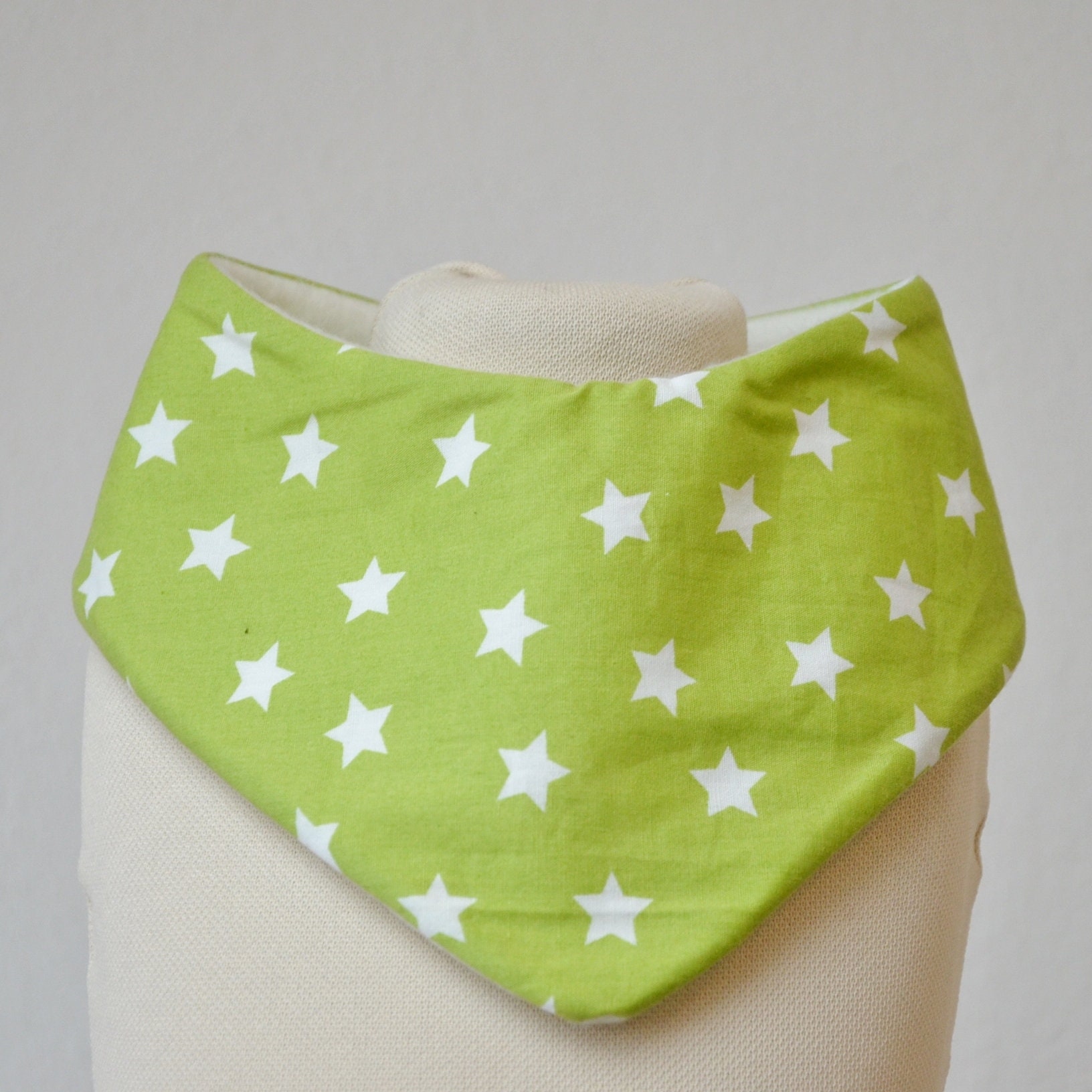 Baby Lätzchen Fleece Sabberlatz Halstuch Sterne Hellgrün Weiß Mädchen Junge Unisex Kind von lamaika