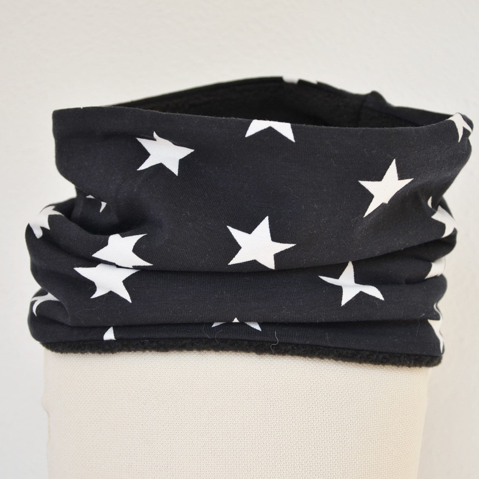 Fleece Loop Kind Schal | Große Sterne Schwarz Weiß Unisex Junge Mädchen 3 4 5 6 7 Jahre Gefüttert Halstuch von lamaika