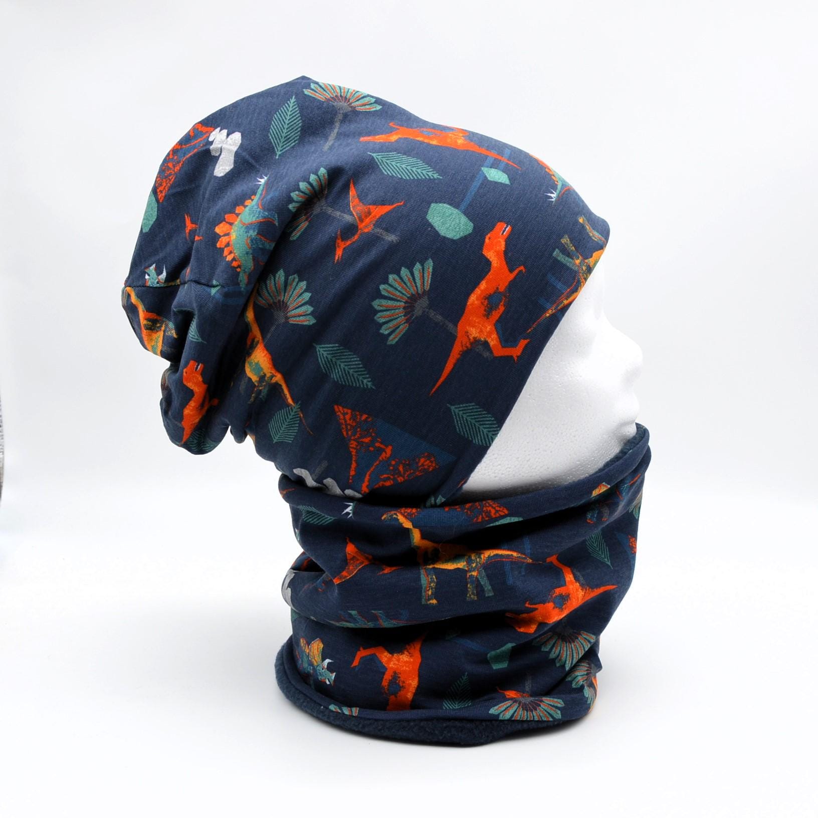Fleece Loop Schal & Mütze Set |Bunte Dino Wald Thyrannosaurus Junge | 4 - 5 6 7 Jahre Kinder Warm Gefüttert Beanie Kombination| Geschenk von lamaika