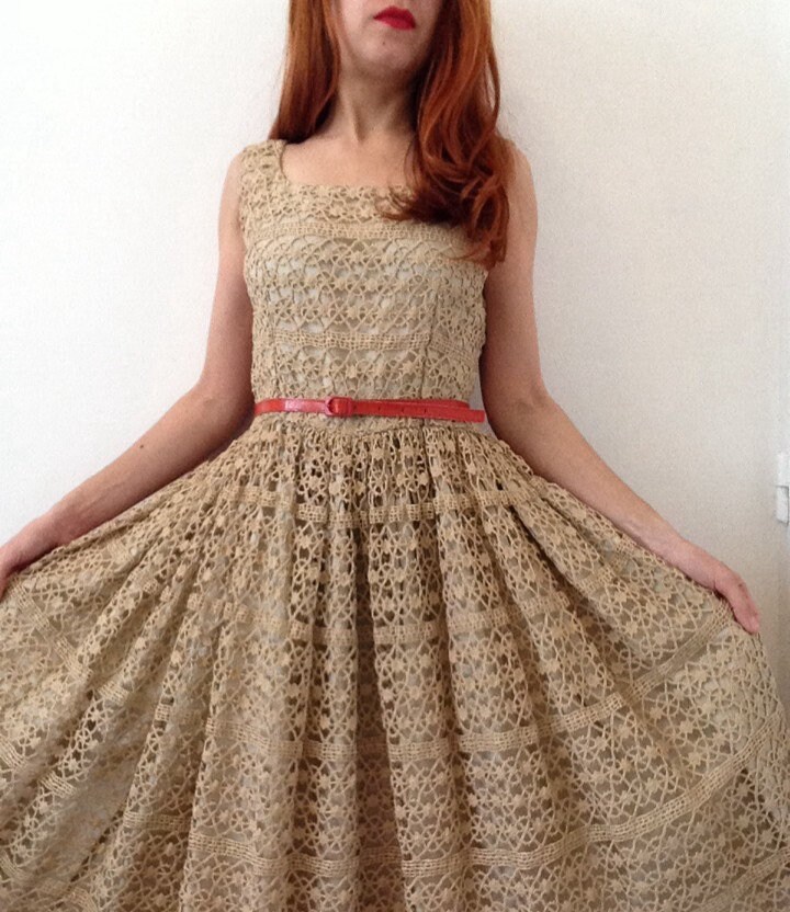 French Vintage 1950Er Jahre Elfenbein Beige Baumwollspitze Gehäkeltes Vollkreiskleid von laminuinette