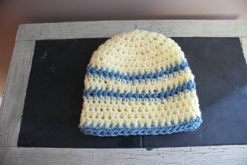 Gelbe Babymütze, Gehäkelte Baby-Cloche, Baby-Sockenmütze, Baby-Beanie, Baby-Wintermütze, Baby-Schneemütze, Gelber Streifen C von lanacooper