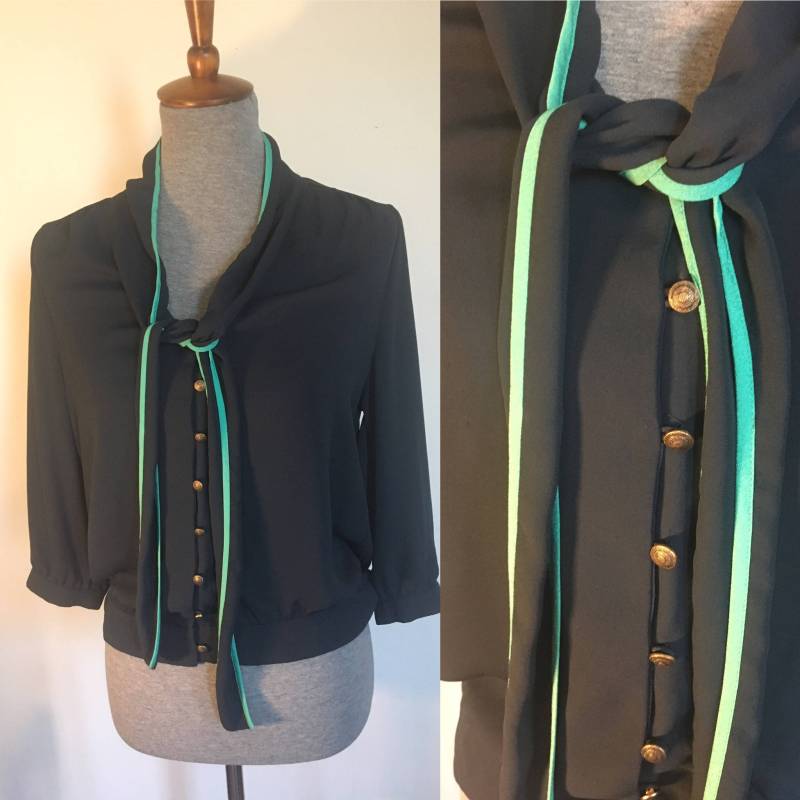 40Er Jahre Inspirierte Blaue Bluse Mit Krawatte Und Goldenen Knöpfen 40Er Jahre Inspirierte Blaue Bluse Mit Krawatte Und Goldenen Knöpfen von laparisiennecloset