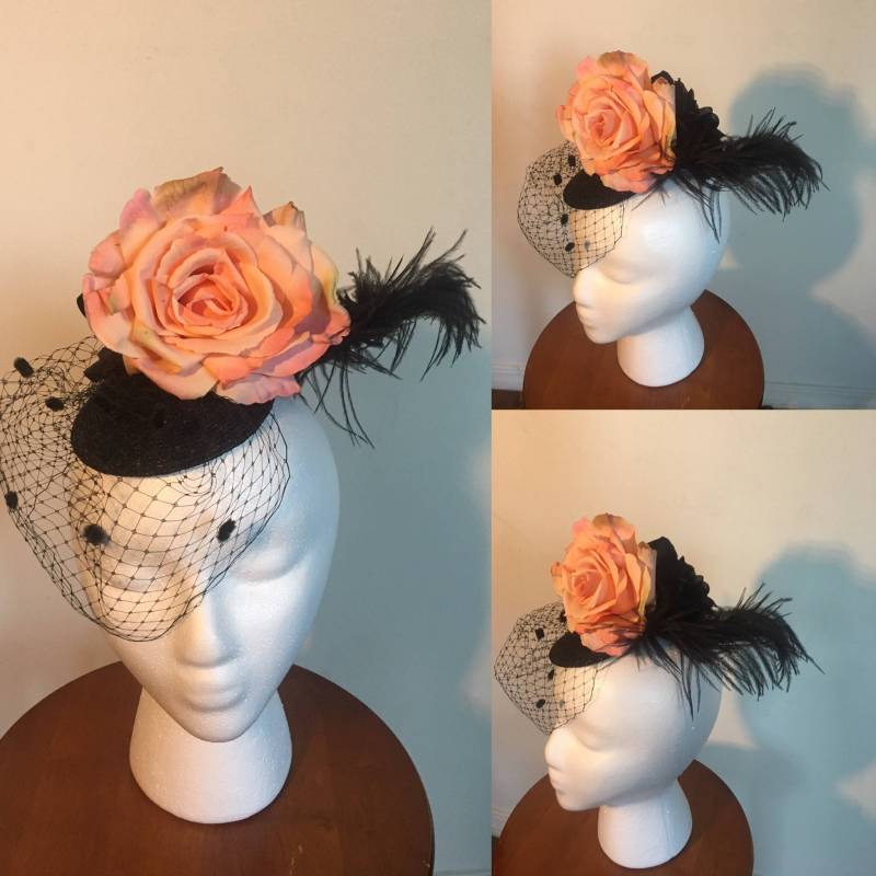Wunderschöne Verschleierte Fascinator Hut - Pastell Rosa Und Schwarzen Partei Kopfstück, Perfekter Zustand Wunderschöne Verschleierte Fascinator Hut - Pastell Rosa Und Schwarzen Partei Kopfstück, Perfekter Zustand von laparisiennecloset