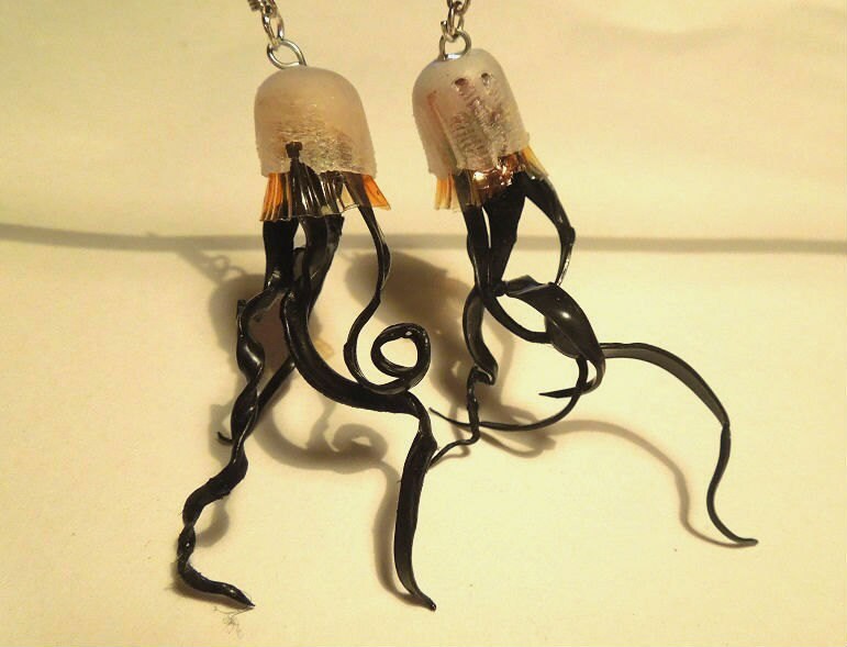 Dunkle Lange Schwarze Qualle Dunkle Lange Schwarze Qualle von lapinPetite