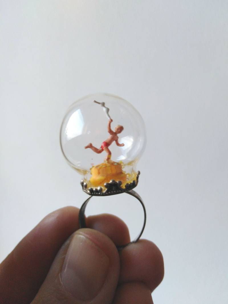 Winziger Junge Läuft Mit Gestohlenen Bh von lapinPetite