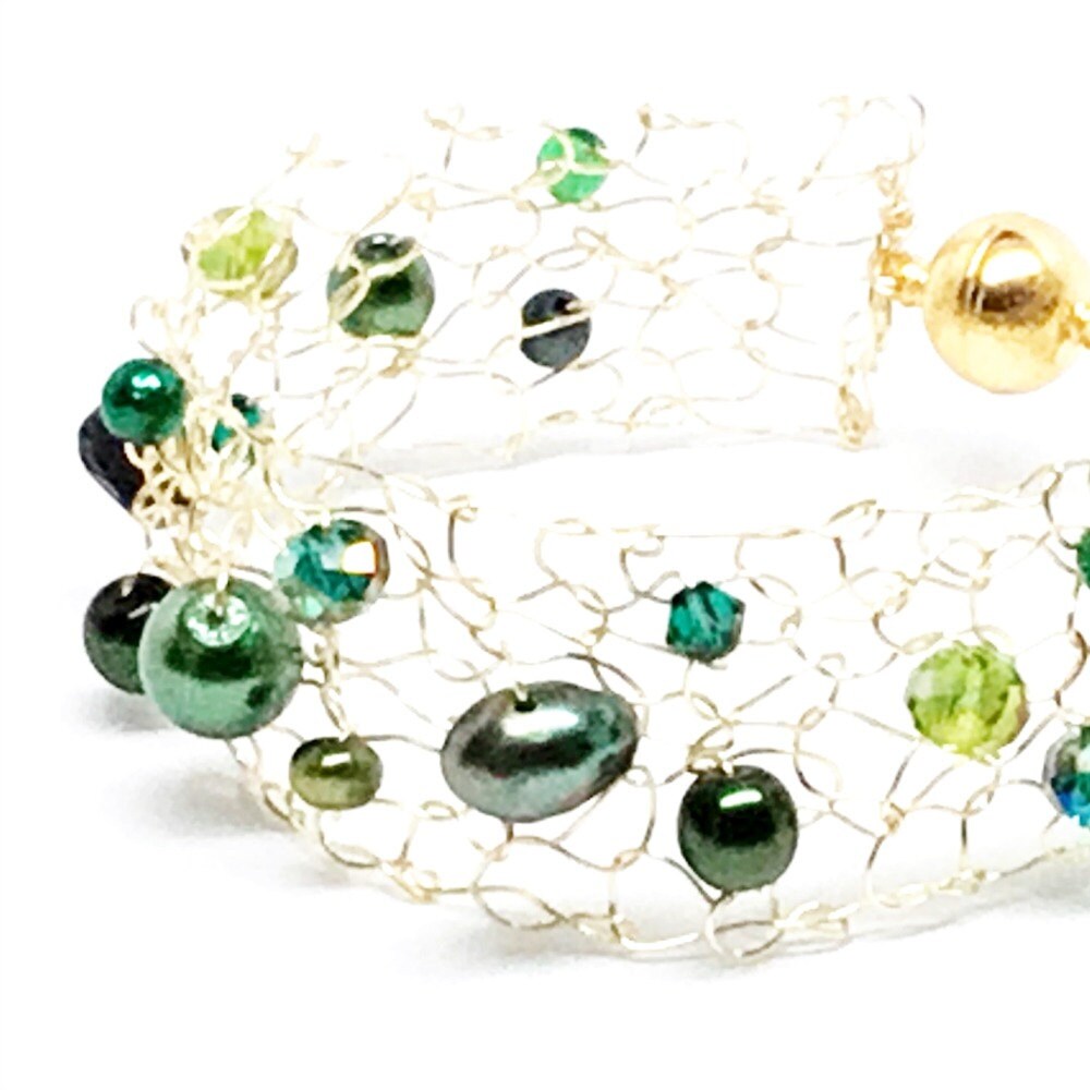 Handgemachtes Smaragd Grün Perlen Manschetten Armband Gestrickter Kristall Schmuck Handgemachtes Smaragd Grün Perlen Manschetten Armband Gestrickter Kristall Schmuck von lapisbeach