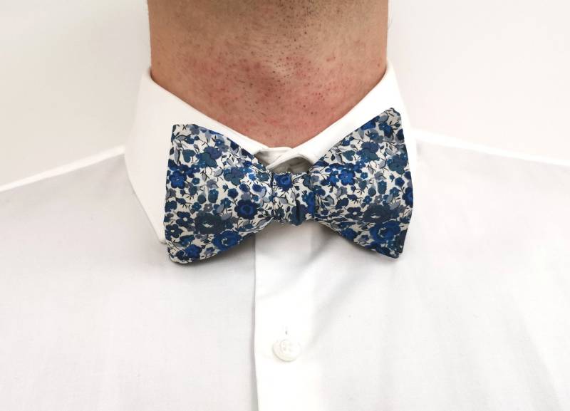 Liberty Emma & Georgina Blaue Fliege - Handgefertigt | Hochzeit Und Zeremonie Geschenk Für Männer Vater-Sohn-Set von laplumedaugustin