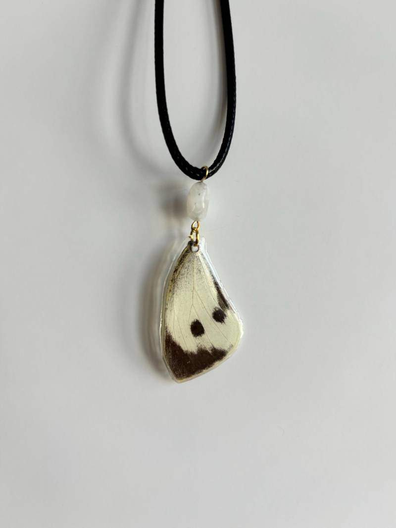 Wunderschöne Schmetterling Halskette Mit Schmuckstein Und Lederkette Wunderschöne Schmetterling Halskette Mit Schmuckstein Und Lederkette von laracoveys