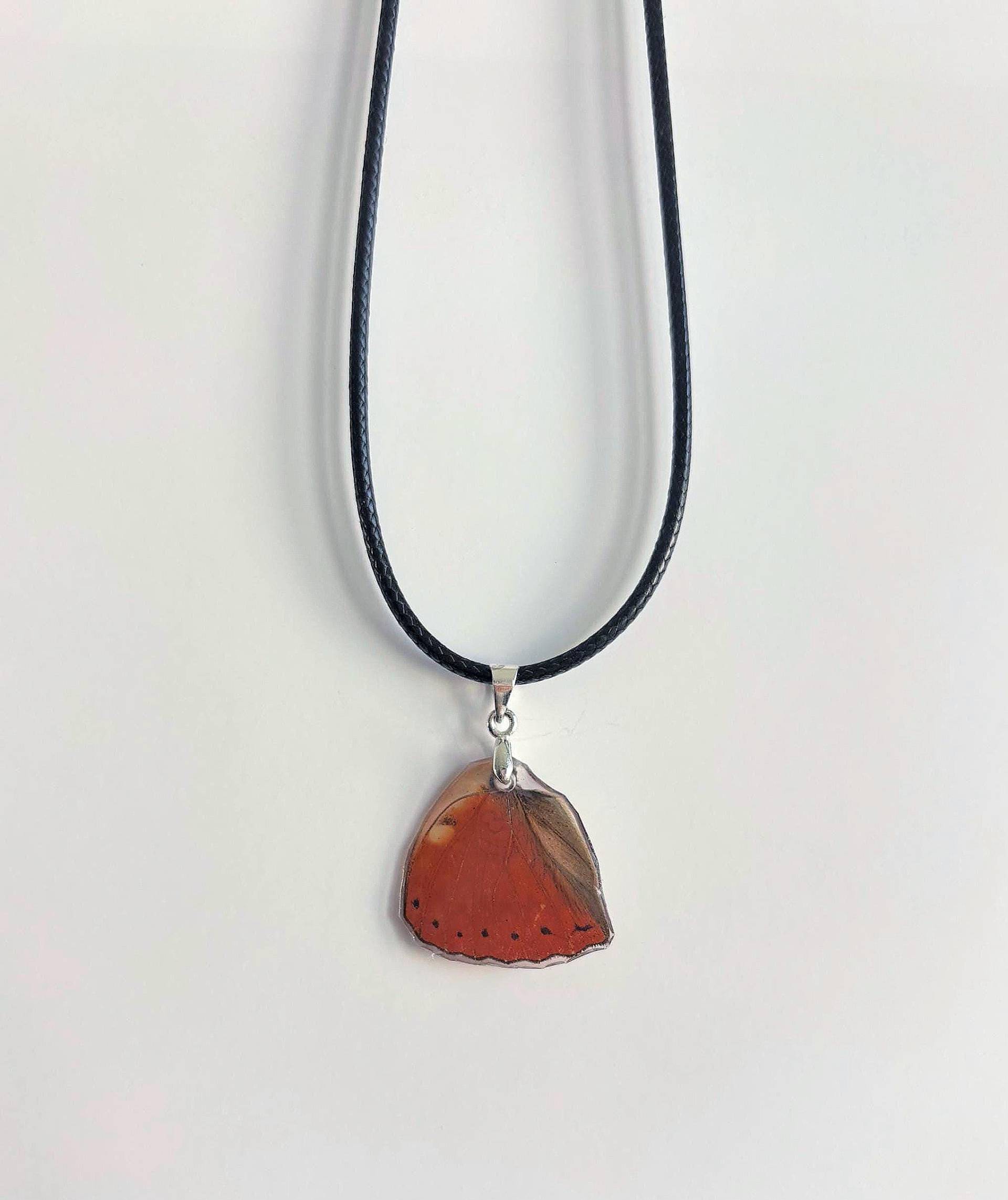 Wunderschöner Schmetterlingsanhänger An Lederkette Wunderschöner Schmetterlingsanhänger An Lederkette von laracoveys