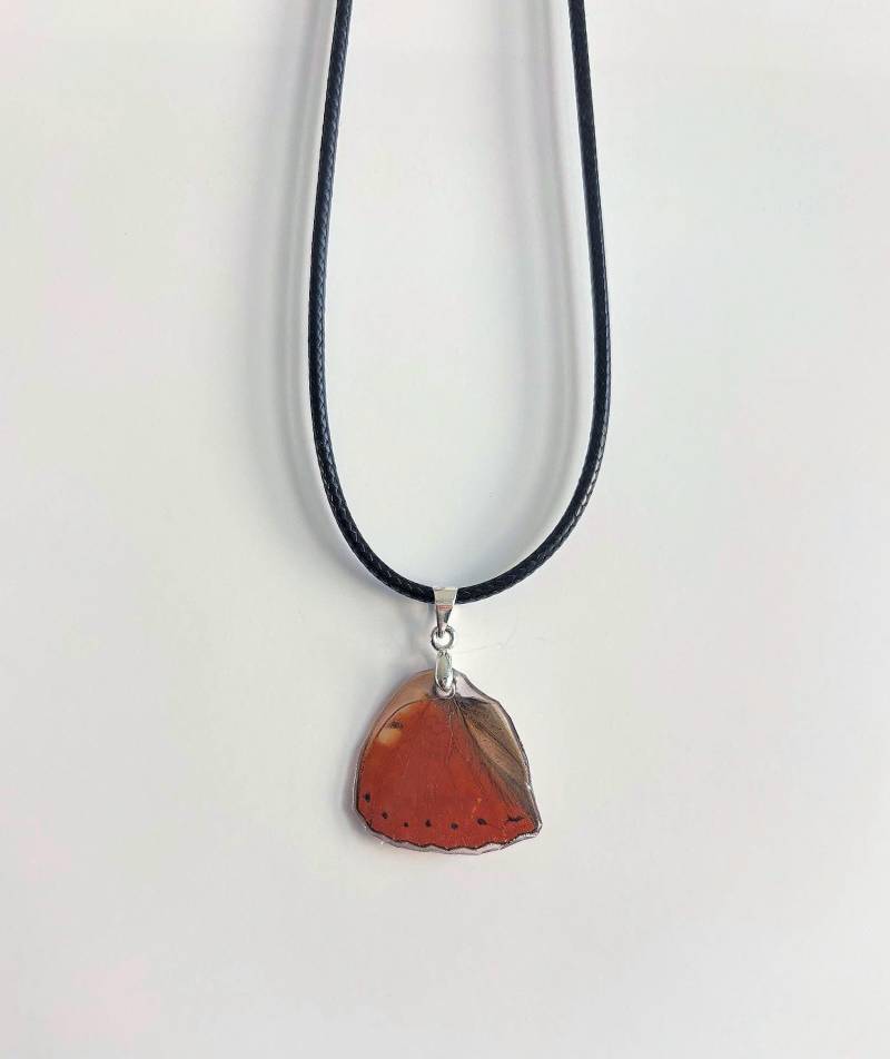 Wunderschöner Schmetterlingsanhänger An Lederkette von laracoveys