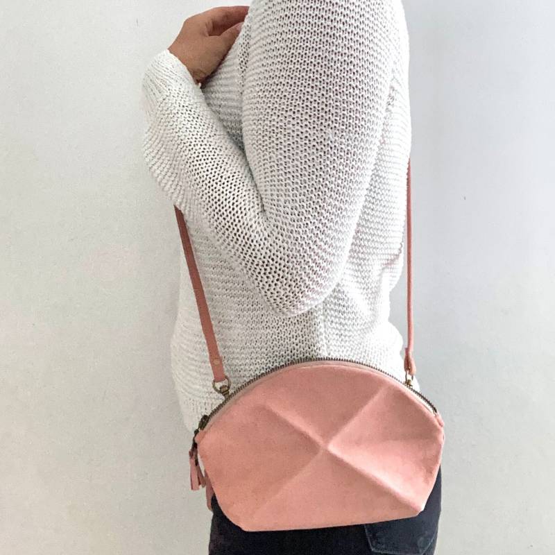 Pyramide Umhängetasche - Schultertasche Altrosa Wildleder von larakazis