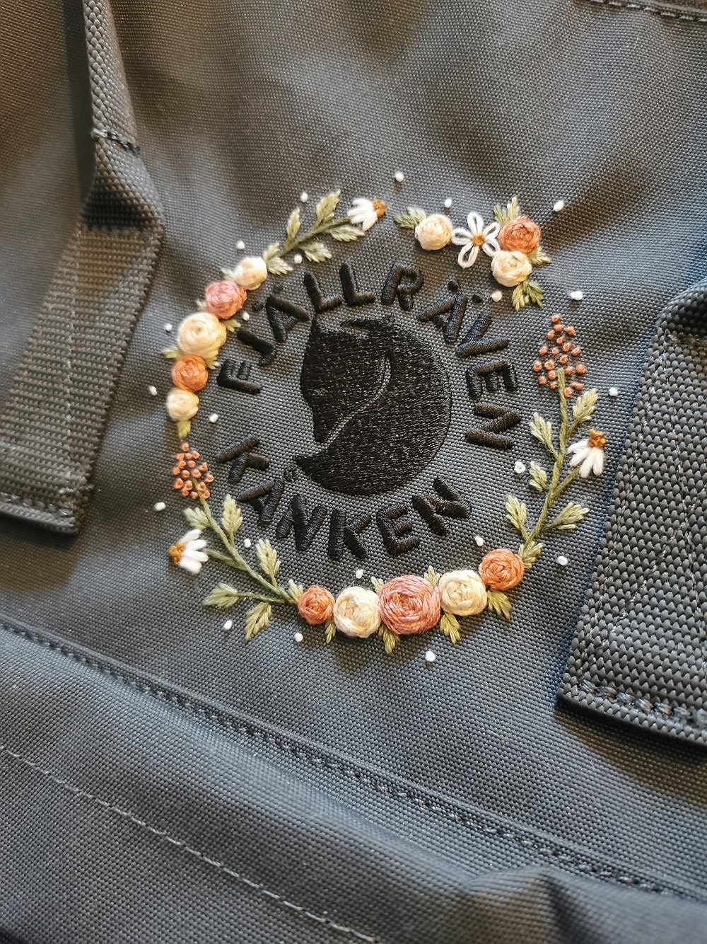 Handbestickter Re-Kånken Rucksack "Wilde Rosen" Handbestickter Re-Kånken Rucksack "Wilde Rosen" von lararicama