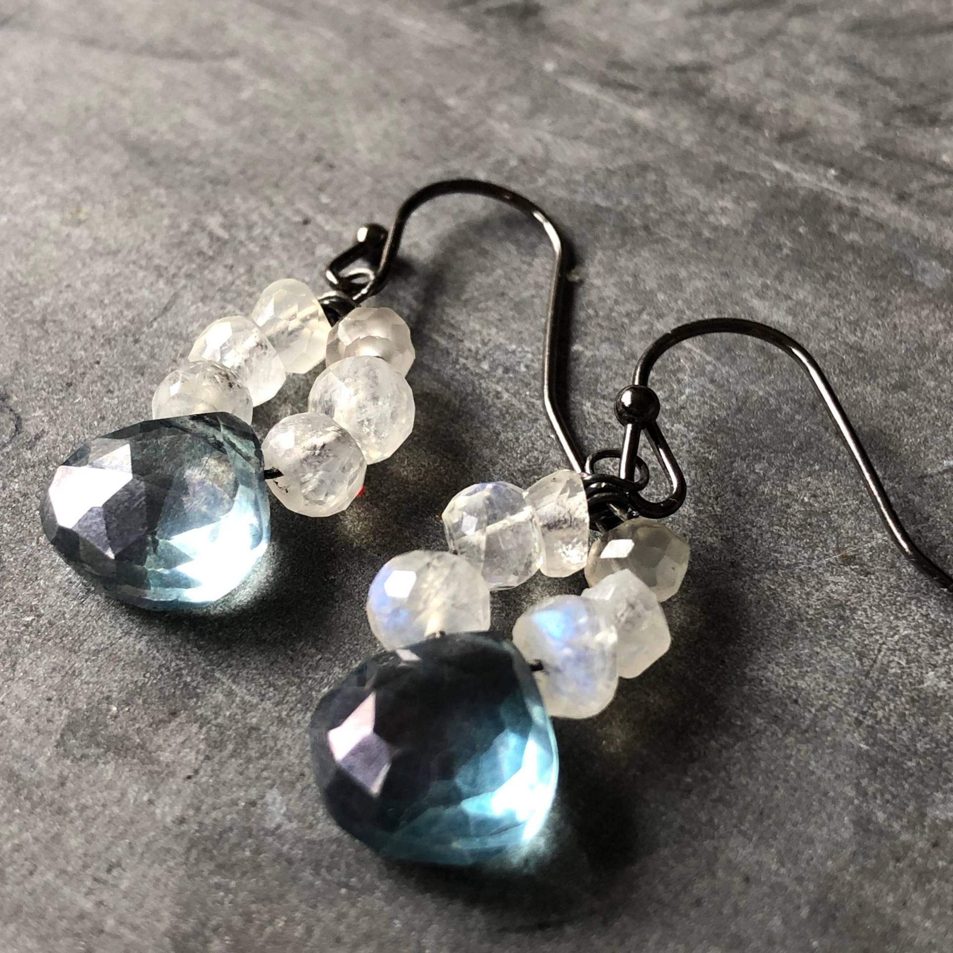 Gletscher Blautopas-Tropfen-Ohrringe von larkjewelrydesign