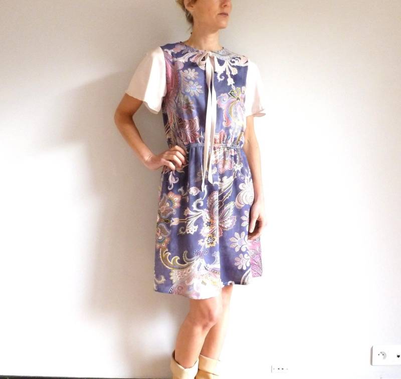 Angezogen, Größe - Ärmel "Schmetterlinge" Seerose Blume Print Kleid von larmoiredondine