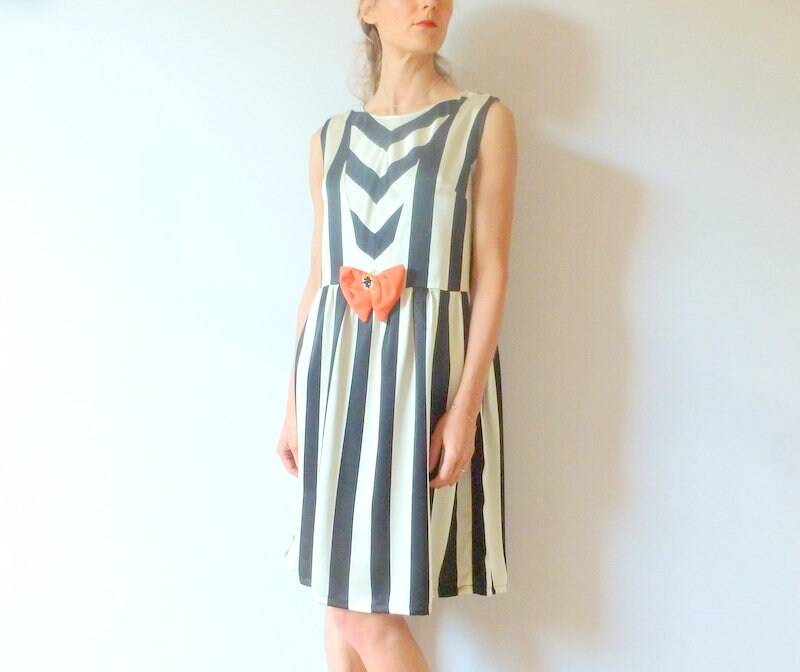 Breite Streifen Und Glitzernden Knoten Irene Cocktailkleid von larmoiredondine